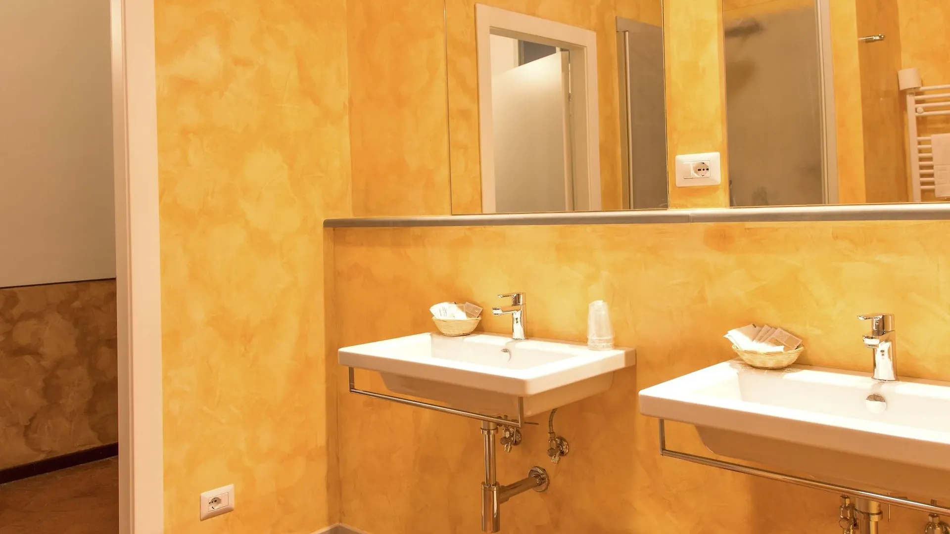 Casa Santo Nome Di Gesu Otel Floransa 3*,  İtalya